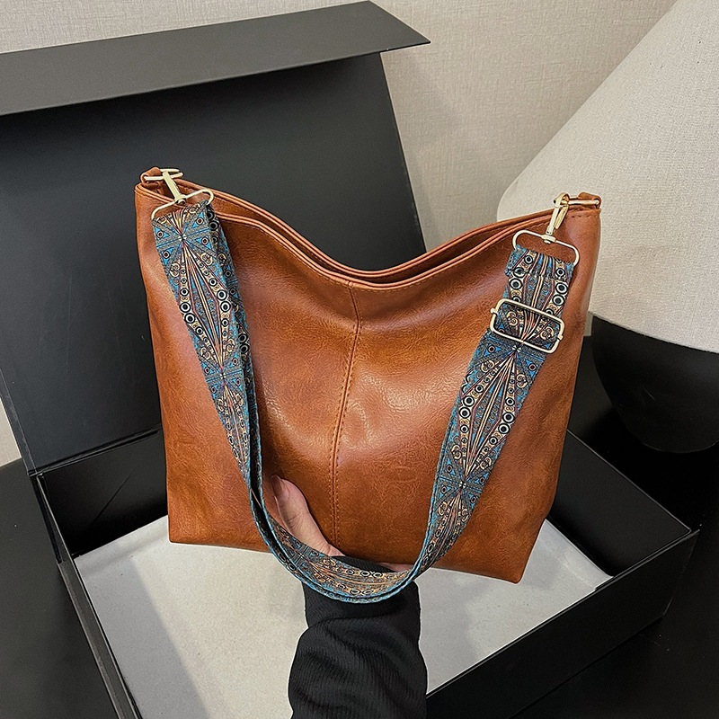 2025 New Women's Large Capacity Single Shoulder Bag, New Broadband Shoulder Crossbody Bag, Designer Texture Commuter Bucket Bag