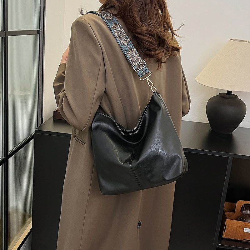 2025 New Women's Large Capacity Single Shoulder Bag, New Broadband Shoulder Crossbody Bag, Designer Texture Commuter Bucket Bag