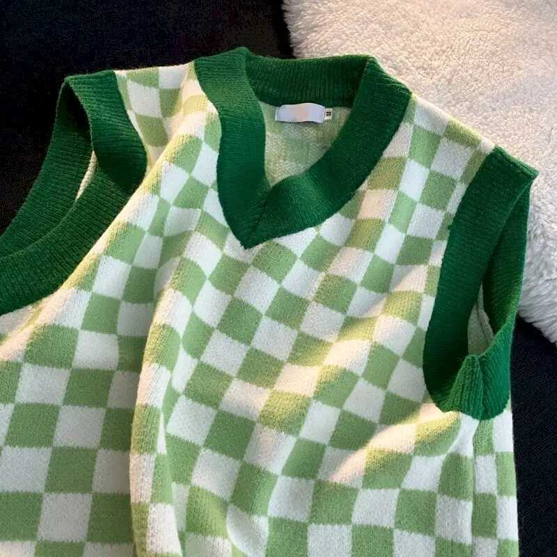 Autumn Vest V-neck Knit Sweater Vests Men Loose College Style Plaid Couple Sleeveless Sweaters Retro Checkerboard Knited VestXJ241221