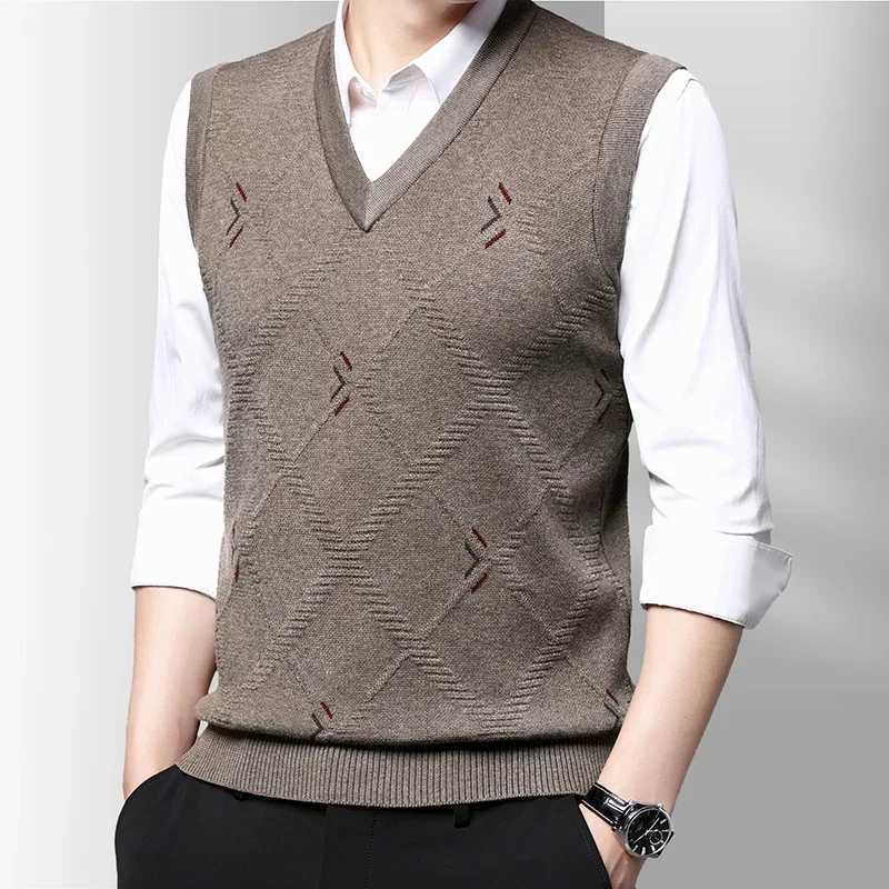 New Mens Casual Fashionable Warm Sweater Vest V-neck Versatile and Comfortable Soft Knitted Business Casual TopXJ241221
