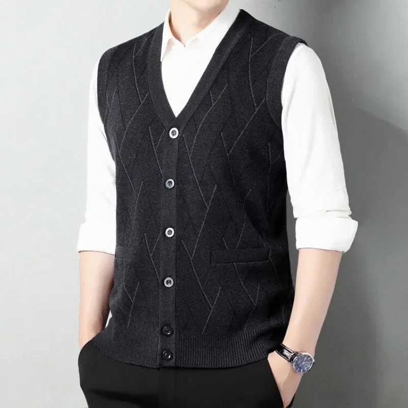 Mens V-Neck Sleeveless Vest Classic Business Gentleman Knitwear Knitted Waistcoat Sweater MenXJ241221