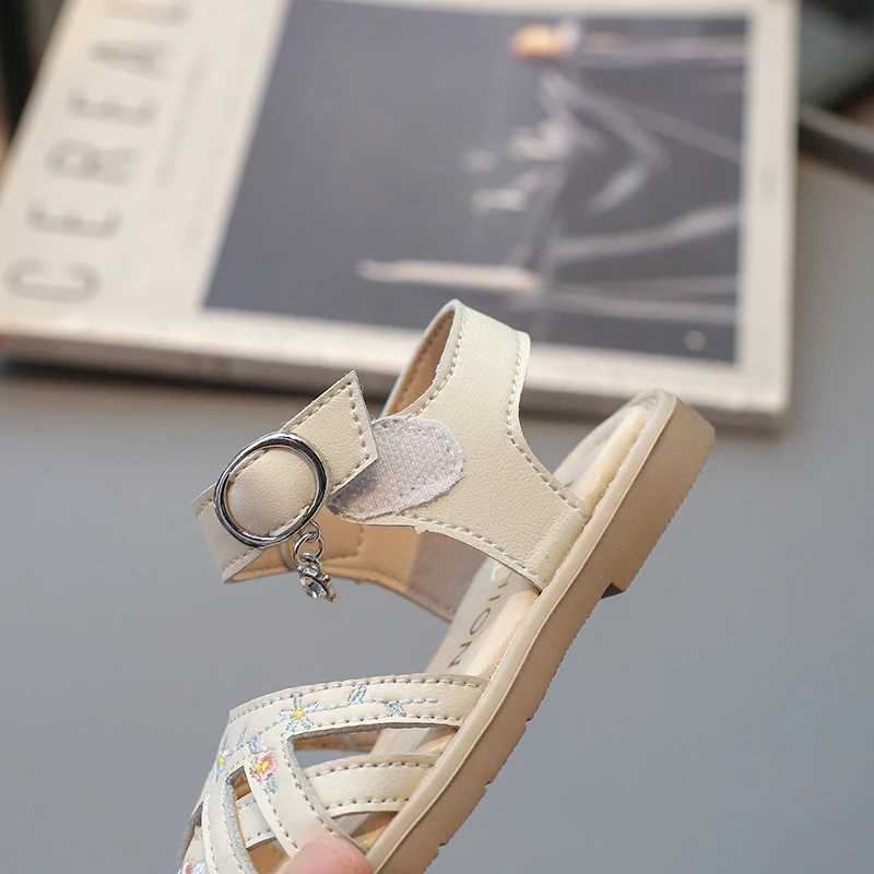 Sneakers Fashion Children Sandals Beige Cover Toe Soft Bottom Girls Beach Shoes Middle Large Childrens Outdoor Casual Beach Kids Sandals H241221