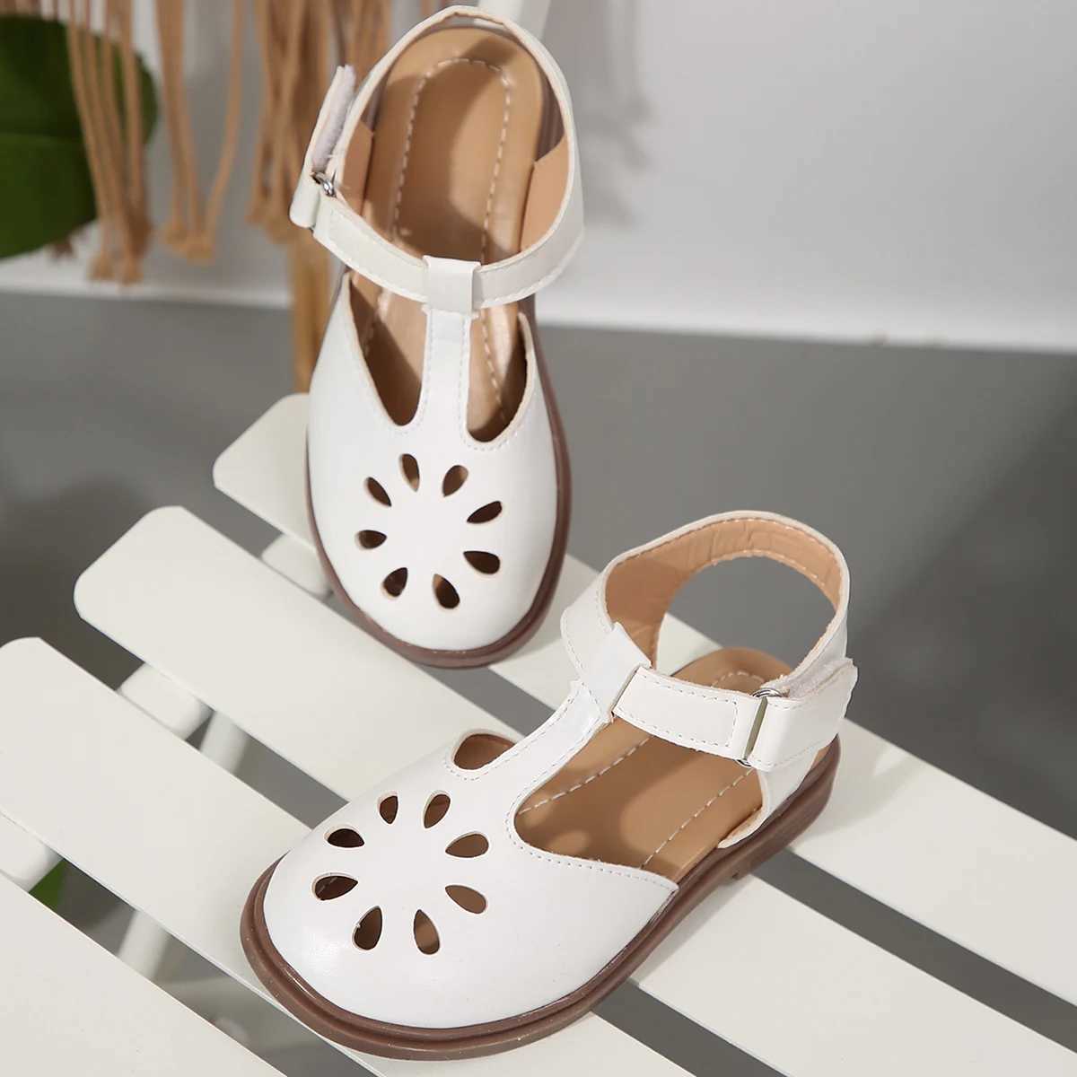 Sneakers Woven hollow PU strap design flat-soled cute flower hole sandals suitable for various summer festivals H241221