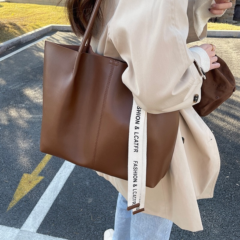 Large leisure capacity new fashionable women s multifunctional niche shoulder designer feeling big girl trend commuting handbag