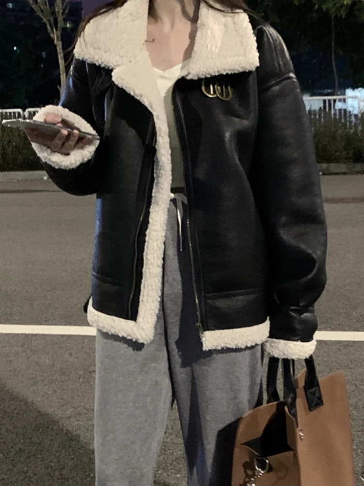 Korean Female Street wear Outwear Retro Thick Warm Leather Coat Winter Woman Plush Loose Fur Integrated Lapel Long Sleeve Jacket 241216