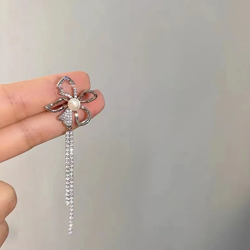 Sparkling Zircon Flower Butterfly Ear Cuff Without Piercing Tassel Clip Earrings for Women Simple Ear Clip Fine Jewelry 241220