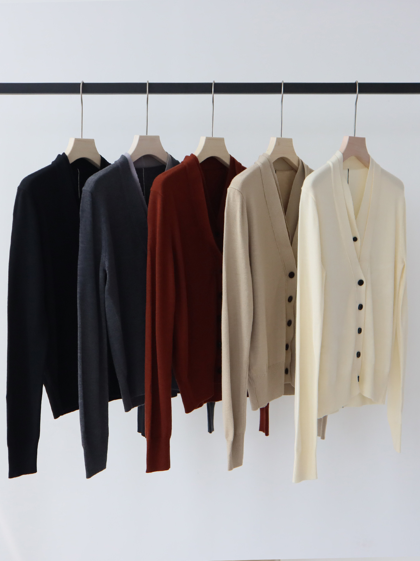 LADY3G Spring and Autumn new fashion short section loose round neck sweater female niche design sense long-sleeved high-waisted thin section of the to
