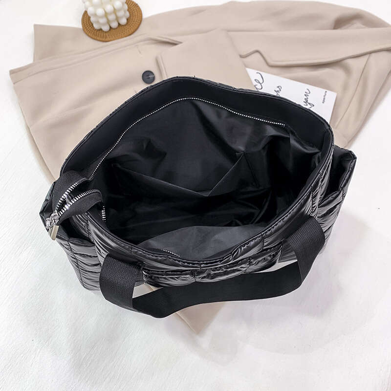 2023 New Korean Fashion Commuter Large Capacity Casual Shoulder for Women, Small Market City, Simple and Versatile Cotton Coat Bag