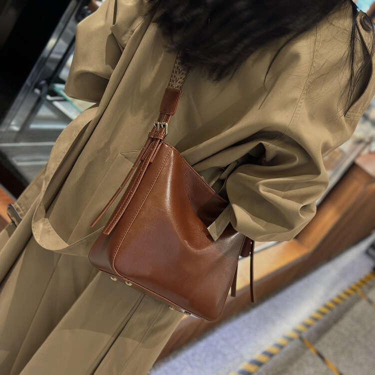 Genuine 2024 autumn/winter new crossbody fashion versatile genuine leather women's niche high-end sense shoulder bag