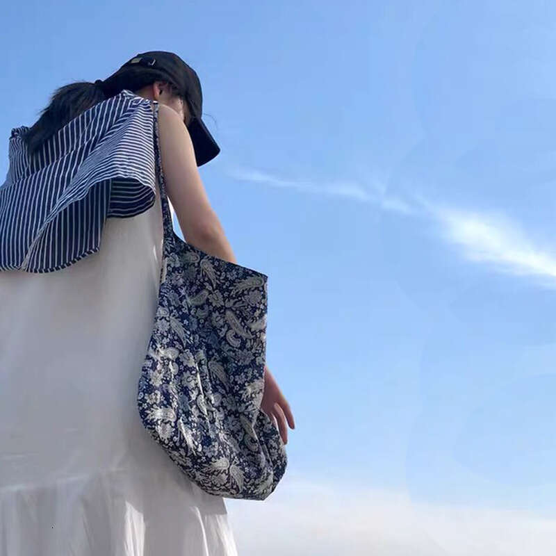 This summer's super hot ins style multi-color lightweight trendy floral cloth single shoulder crossbody bag