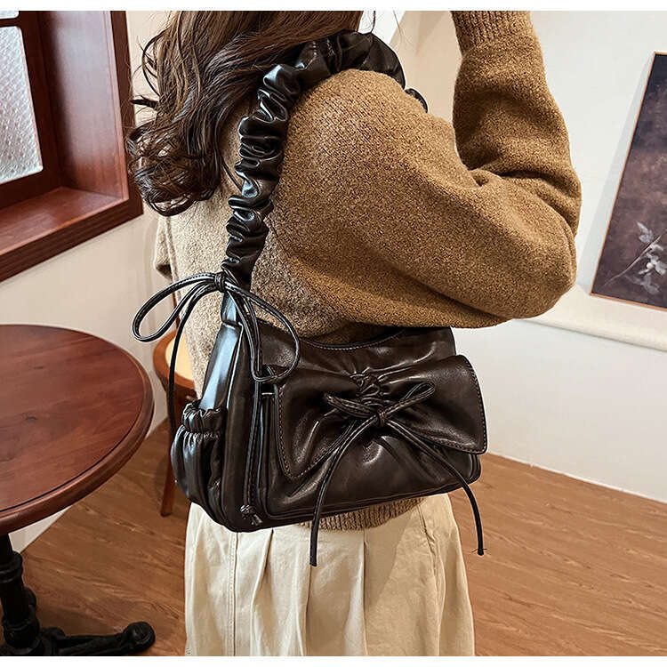 Wrinkled cloud shoulder women's fashionable bow, niche, sweet dinner bag, high-end crossbody bag
