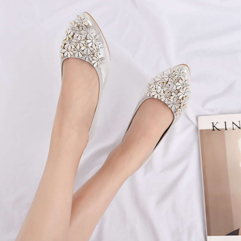 Sharp Pointed Single Shoe 2021 New Spring And Autumn Shallow Mouth Nurse Bean Rhinestone Flat Bottomed Scoop Shoes, Soft Sole Large Size Women's 