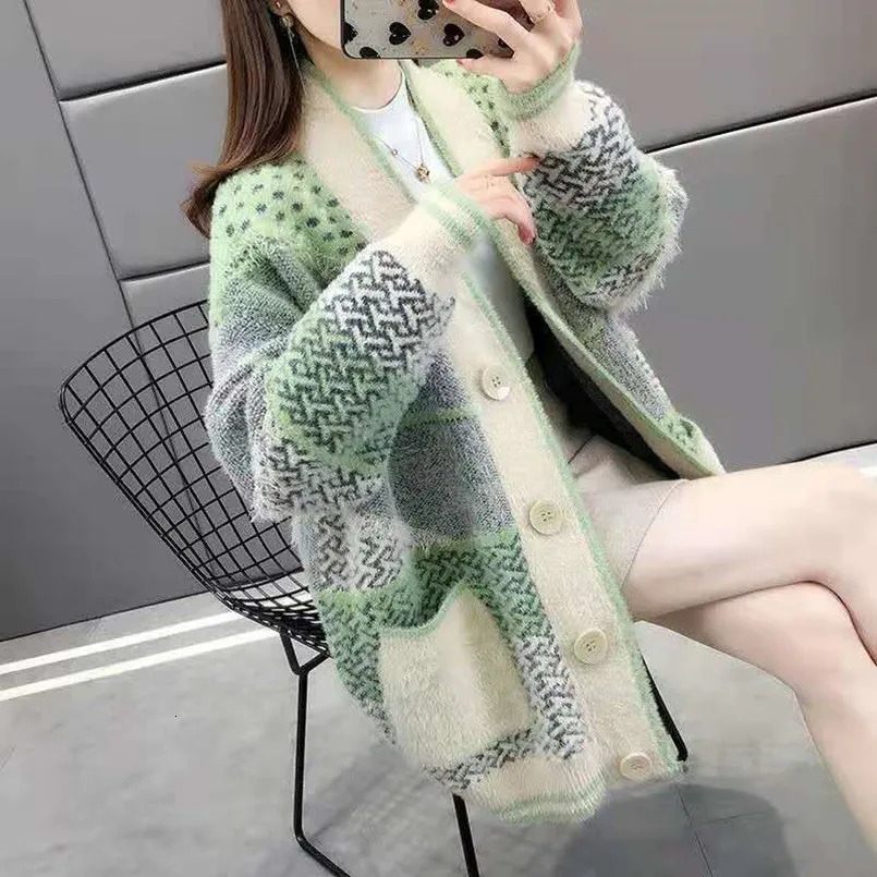2024 AutumnWinter Korean Edition Thick Knitted Cardigan Coat Fashionable Loose Sweater Trend 241220