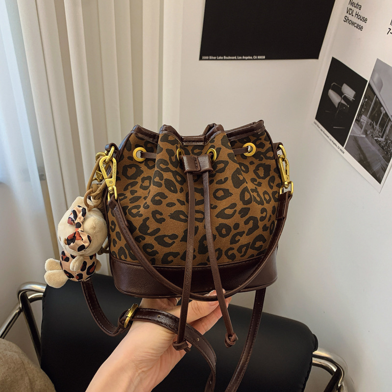 Free Shipping 2025 New Fashion Designer Women s Mini Shoulder Bag Leopard Print Drawstring Handbag Water Bucket Diagonal Cross Bag Storage Bag