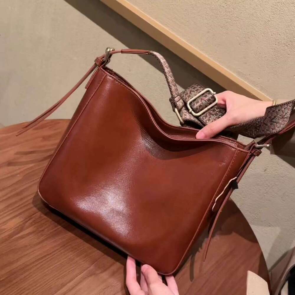 Genuine 2024 autumn/winter new crossbody fashion versatile genuine leather women's niche high-end sense shoulder bag