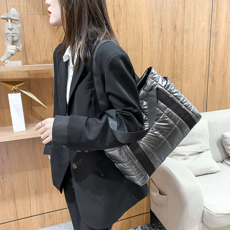 2023 New Korean Fashion Commuter Large Capacity Casual Shoulder for Women, Small Market City, Simple and Versatile Cotton Coat Bag