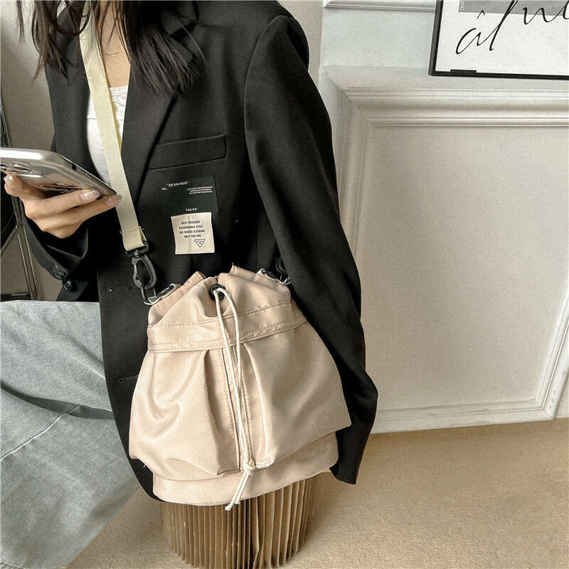 Korean handbag simple versatile girls, large capacity fashionable shoulder women. It is stylish stylish, and can be paired with a bucket bag for daily