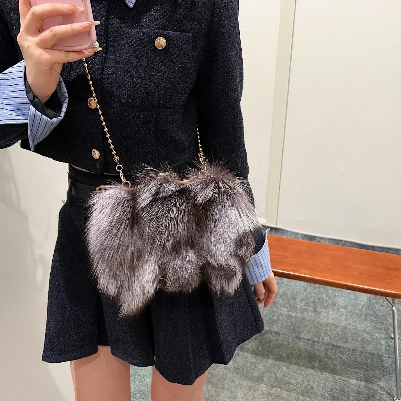 Winter soft plush evening bag suitable for elegant womens fox fur dinner party clutch chain cross body warm and fluffy er handbag 241217