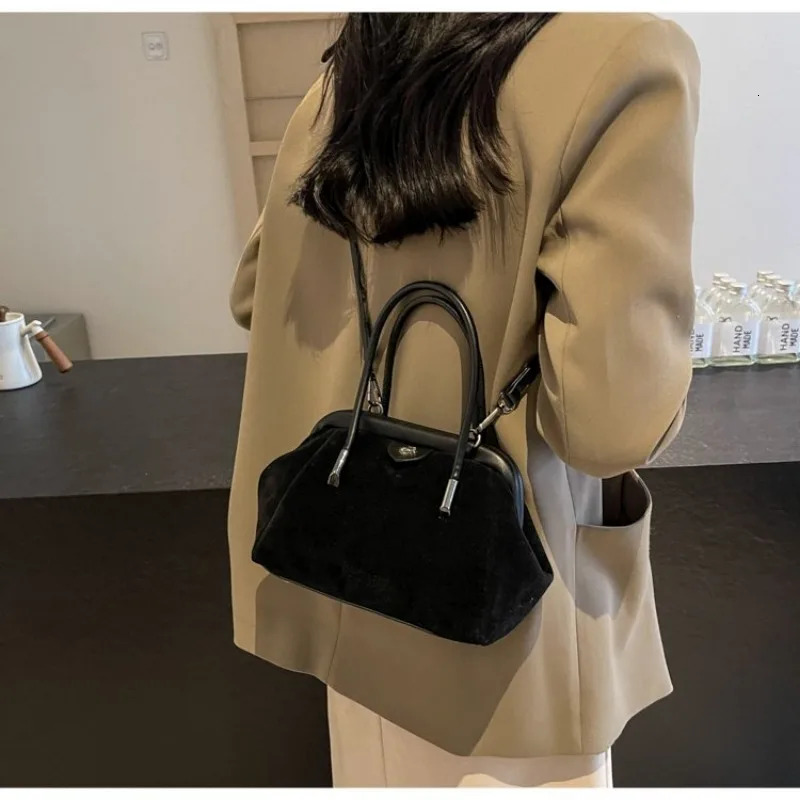 New autumn winter fashion niche design women s clip on handbag trend shoulder bag fashion crossbody bag bag