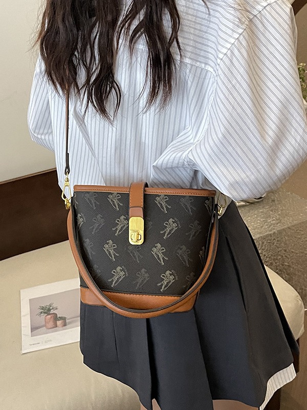 2025 Designer 2025 shipping 3 Free New Single Shoulder Bag Fashion womens hand-held bucket printed casual diagonal cross bag