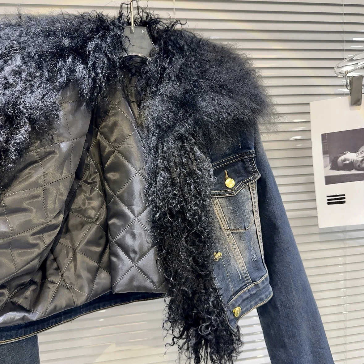Big Lamb Fur Collar Denim Jacket Women Winter Fur Stitching Long Sleeve Washed and Worn Cotton Lining Short Coat Female 241220