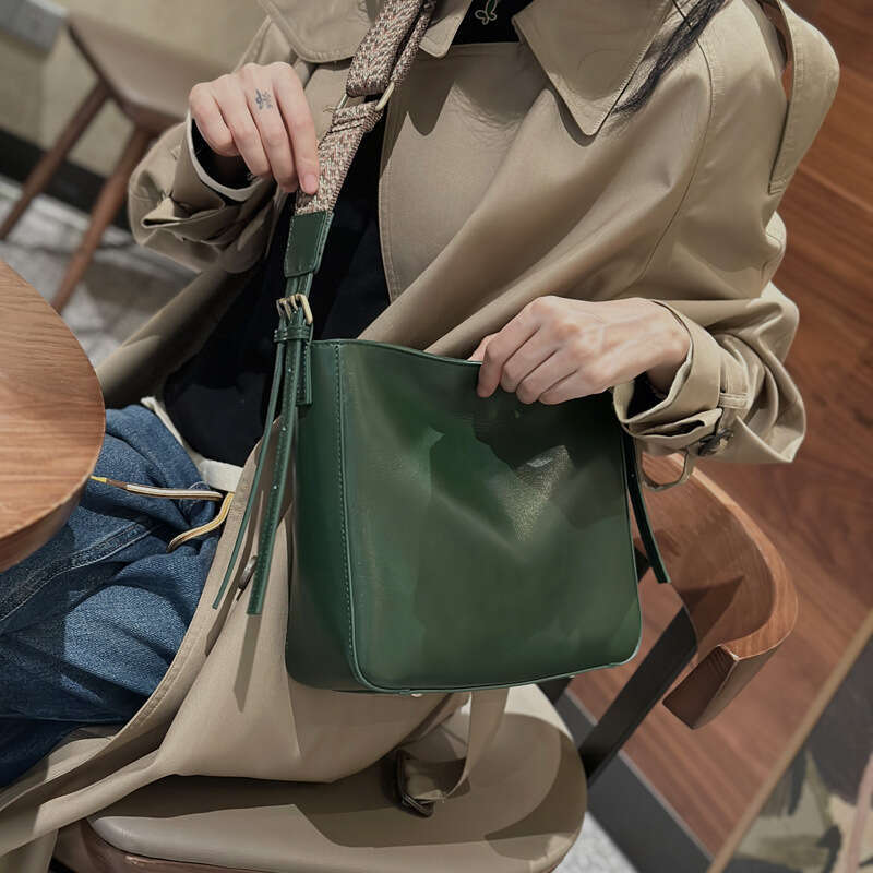 Genuine 2024 autumn/winter new crossbody fashion versatile genuine leather women's niche high-end sense shoulder bag