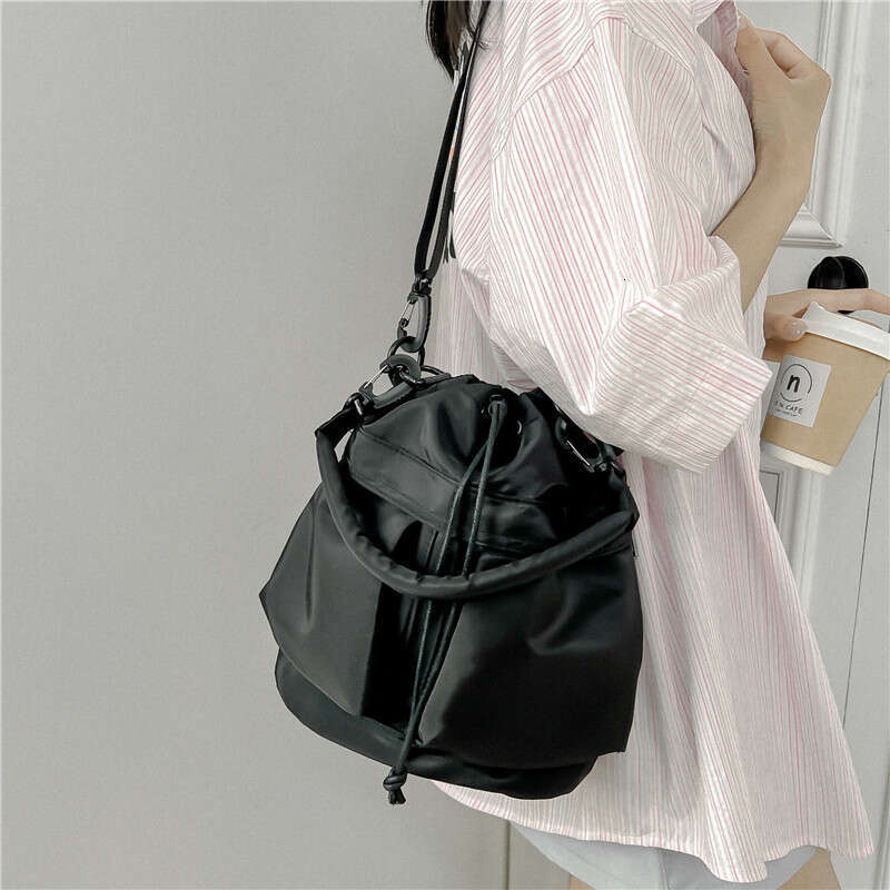 Korean handbag simple versatile girls, large capacity fashionable shoulder women. It is stylish stylish, and can be paired with a bucket bag for daily
