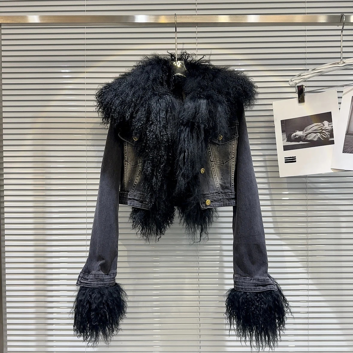 Big Lamb Fur Collar Denim Jacket Women Winter Fur Stitching Long Sleeve Washed and Worn Cotton Lining Short Coat Female 241220