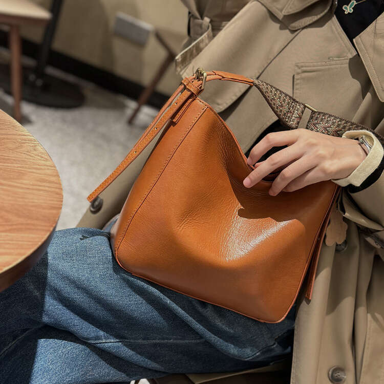 Genuine 2024 autumn/winter new crossbody fashion versatile genuine leather women's niche high-end sense shoulder bag