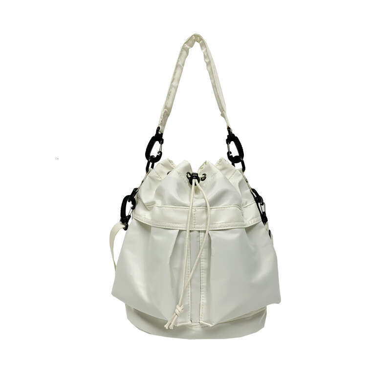 Korean handbag simple versatile girls, large capacity fashionable shoulder women. It is stylish stylish, and can be paired with a bucket bag for daily