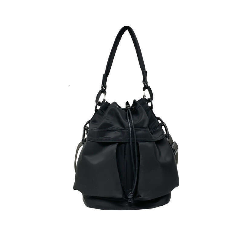 Korean handbag simple versatile girls, large capacity fashionable shoulder women. It is stylish stylish, and can be paired with a bucket bag for daily