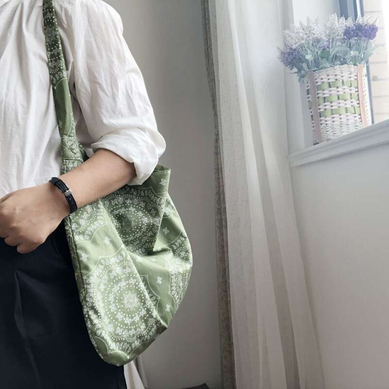This summer's super hot ins style multi-color lightweight trendy floral cloth single shoulder crossbody bag
