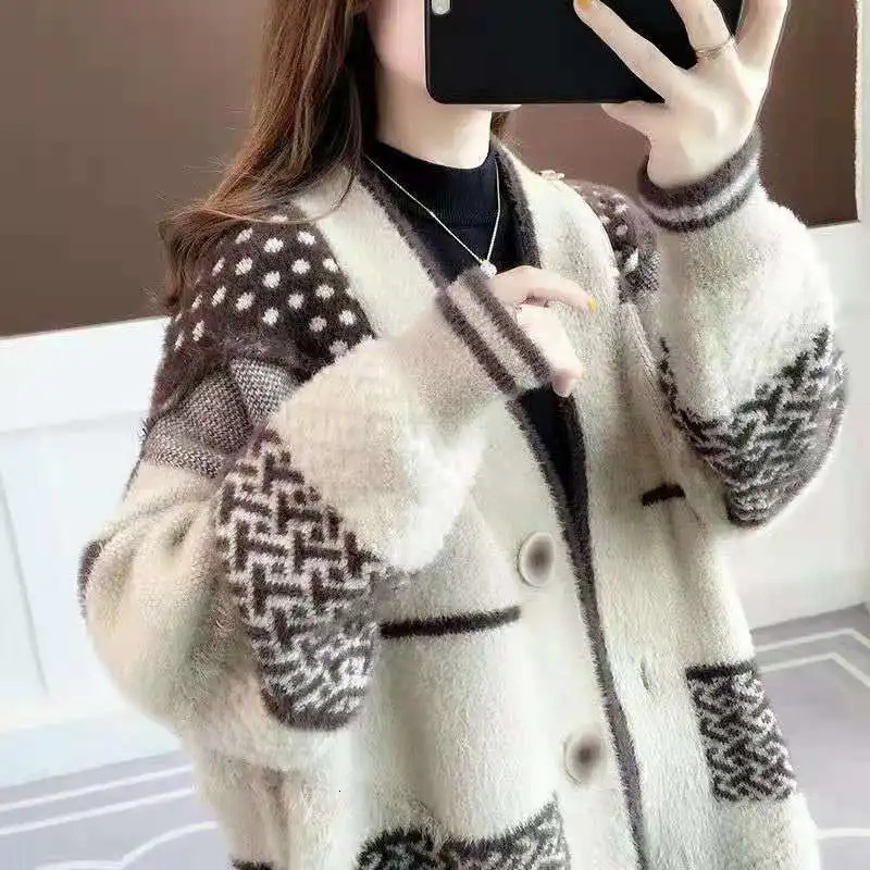 2024 AutumnWinter Korean Edition Thick Knitted Cardigan Coat Fashionable Loose Sweater Trend 241220