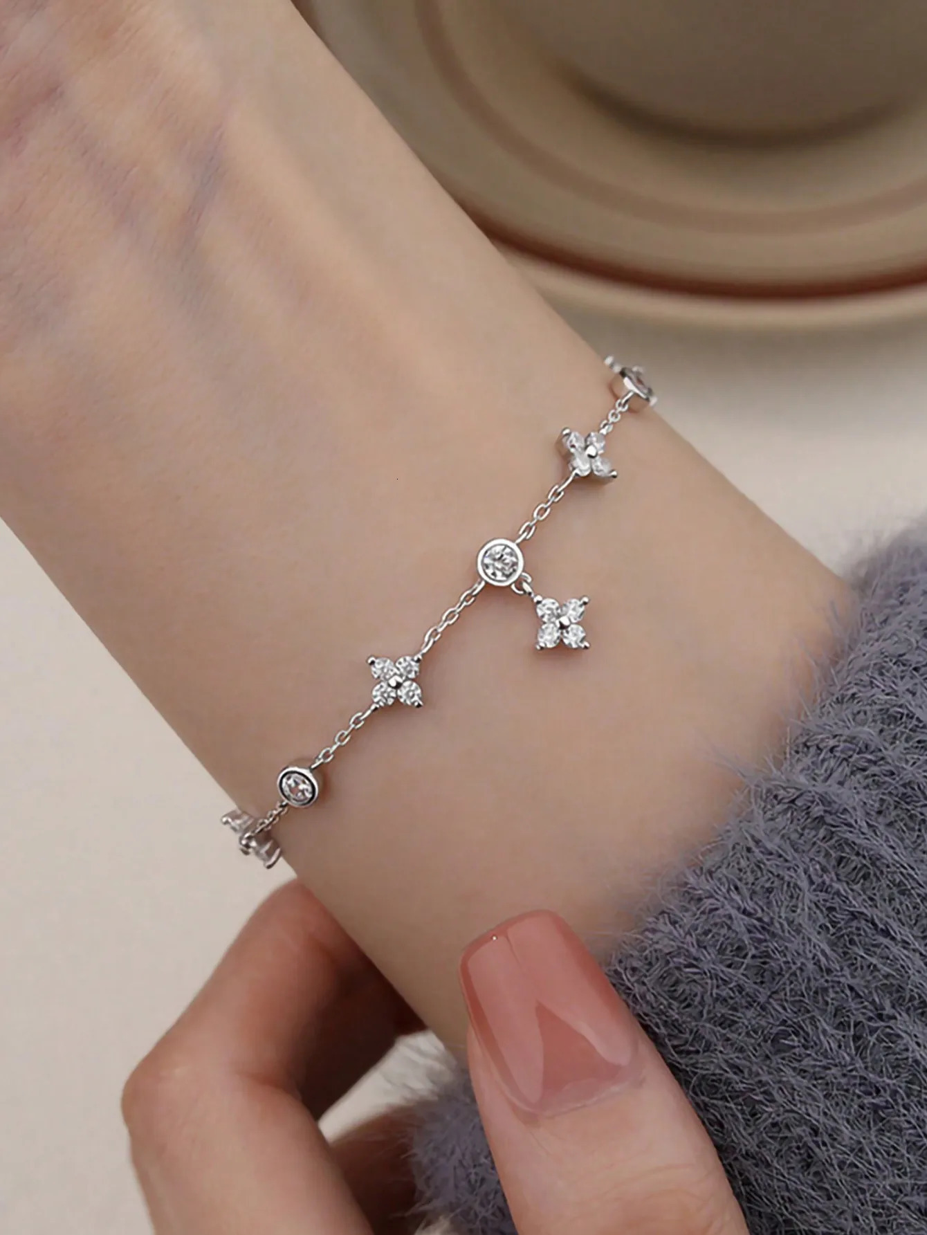 1 Pcs Fashionable And Luxurious Product S925 Sterling Silver Womens Bracelet With a Niche Five Flower Bracelet For 241220
