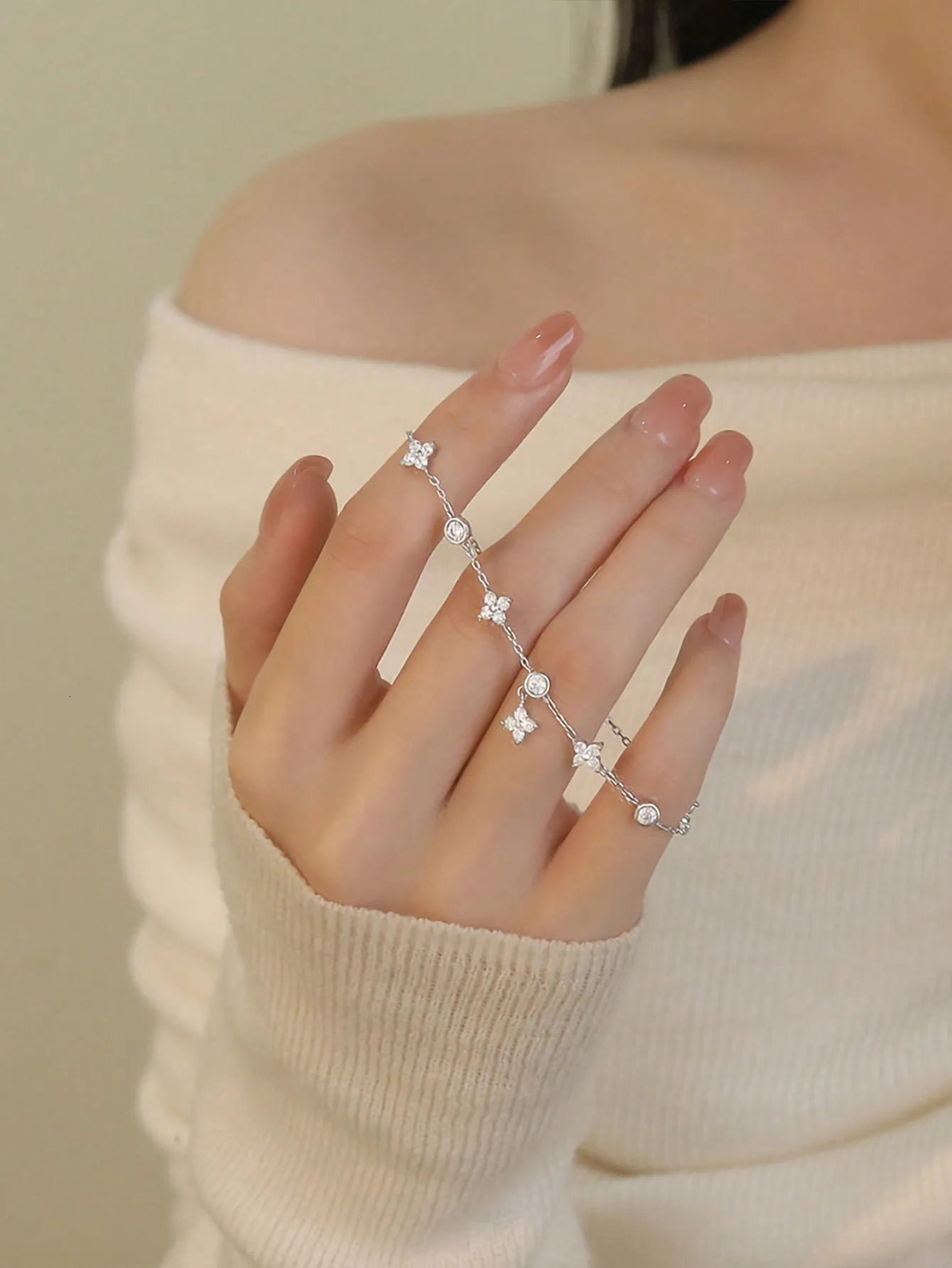 1 Pcs Fashionable And Luxurious Product S925 Sterling Silver Womens Bracelet With a Niche Five Flower Bracelet For 241220