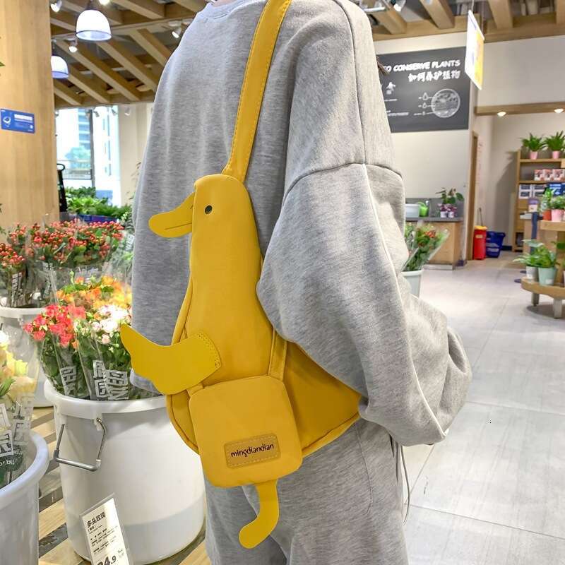 Cute women, large capacity crossbody funny little duck shoulder bag, casual and versatile college student dumpling bag for women