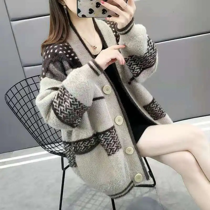 2024 AutumnWinter Korean Edition Thick Knitted Cardigan Coat Fashionable Loose Sweater Trend 241220