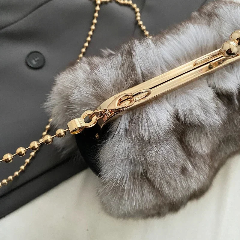 Winter soft plush evening bag suitable for elegant womens fox fur dinner party clutch chain cross body warm and fluffy er handbag 241217