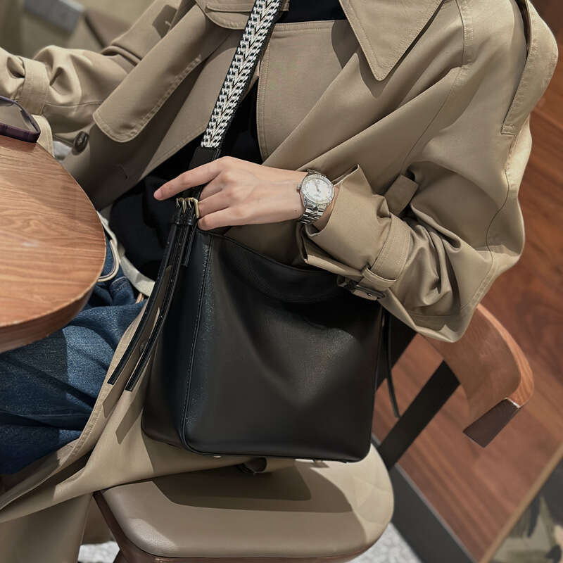 Genuine 2024 autumn/winter new crossbody fashion versatile genuine leather women's niche high-end sense shoulder bag