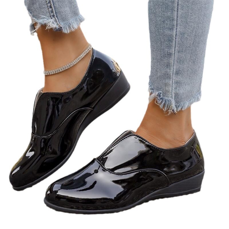 Cross border plus size foot on small leather shoes for women in spring 2025, new European and American pointed shiny fashionable slope shoes for women
