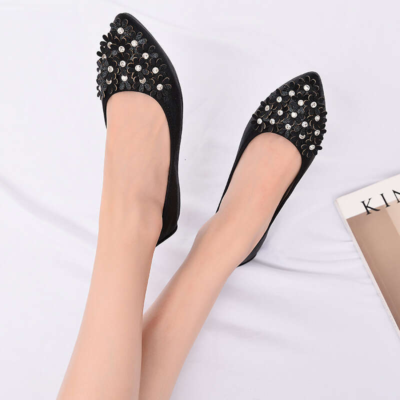 Sharp Pointed Single Shoe 2021 New Spring And Autumn Shallow Mouth Nurse Bean Rhinestone Flat Bottomed Scoop Shoes, Soft Sole Large Size Women's 