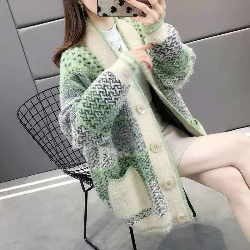 2024 AutumnWinter Korean Edition Thick Knitted Cardigan Coat Fashionable Loose Sweater Trend 241220