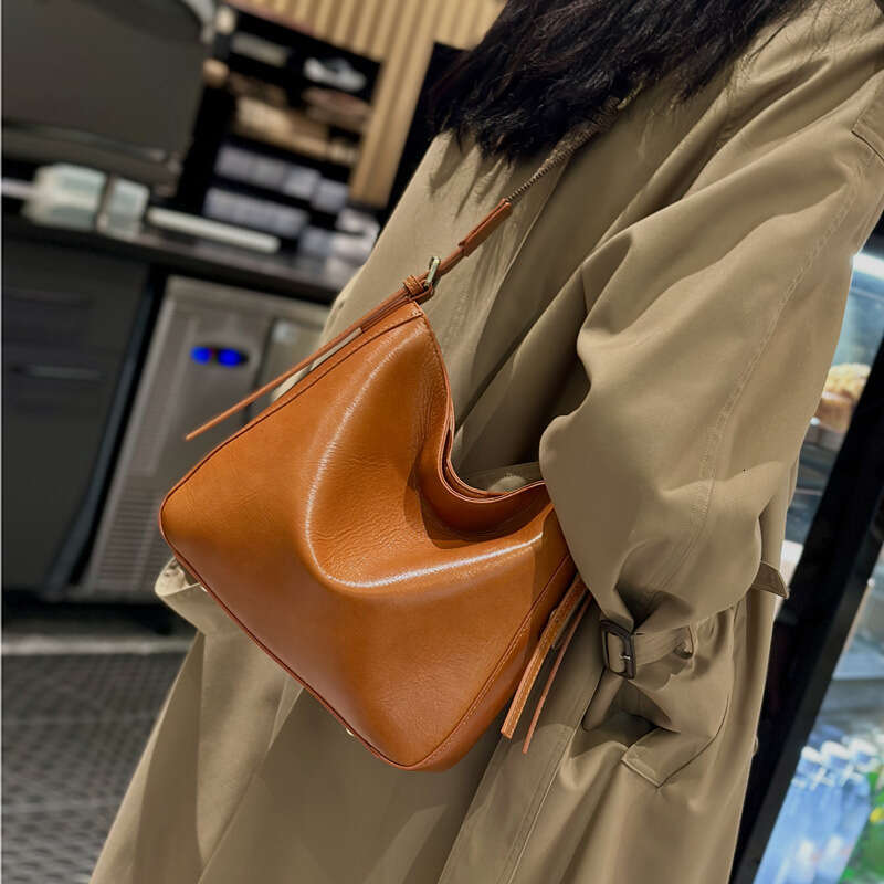 Genuine 2024 autumn/winter new crossbody fashion versatile genuine leather women's niche high-end sense shoulder bag