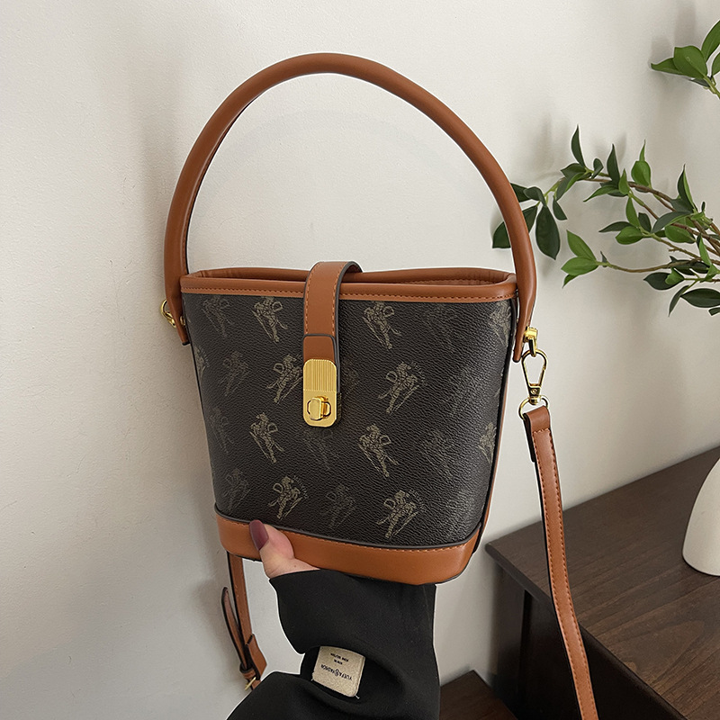 2025 Designer 2025 shipping 3 Free New Single Shoulder Bag Fashion womens hand-held bucket printed casual diagonal cross bag