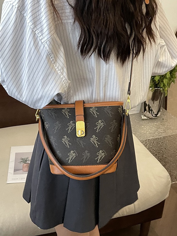 2025 Designer 2025 shipping 3 Free New Single Shoulder Bag Fashion womens hand-held bucket printed casual diagonal cross bag