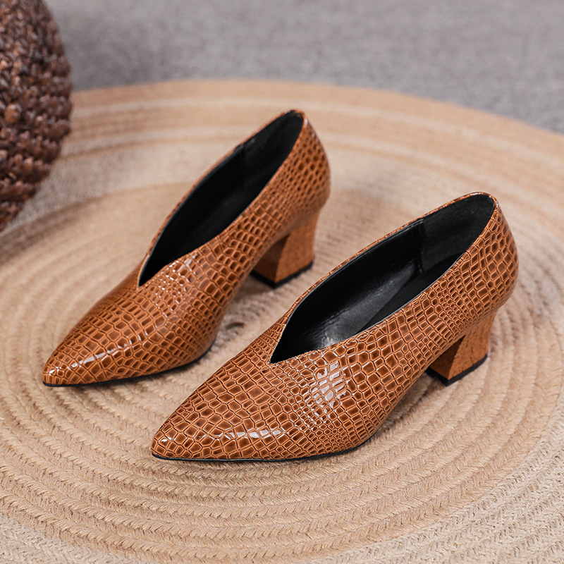 Cross border 2024 New Large Spring and Autumn Snake Skin Pattern Coarse Retro Shallow Mouth Pointed Coarse Follow Shoes for Women Wholesale