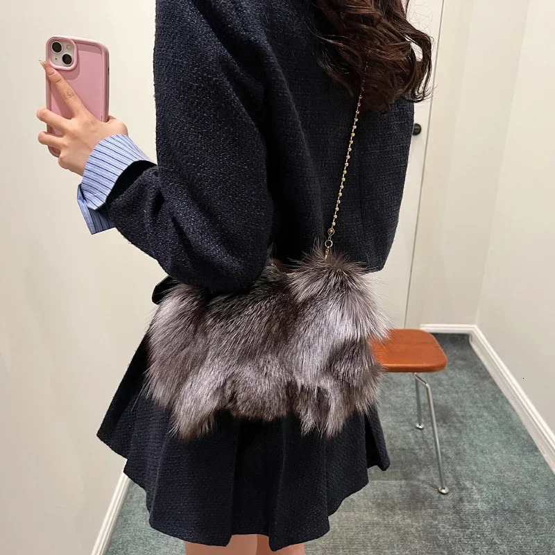 Winter soft plush evening bag suitable for elegant womens fox fur dinner party clutch chain cross body warm and fluffy er handbag 241217