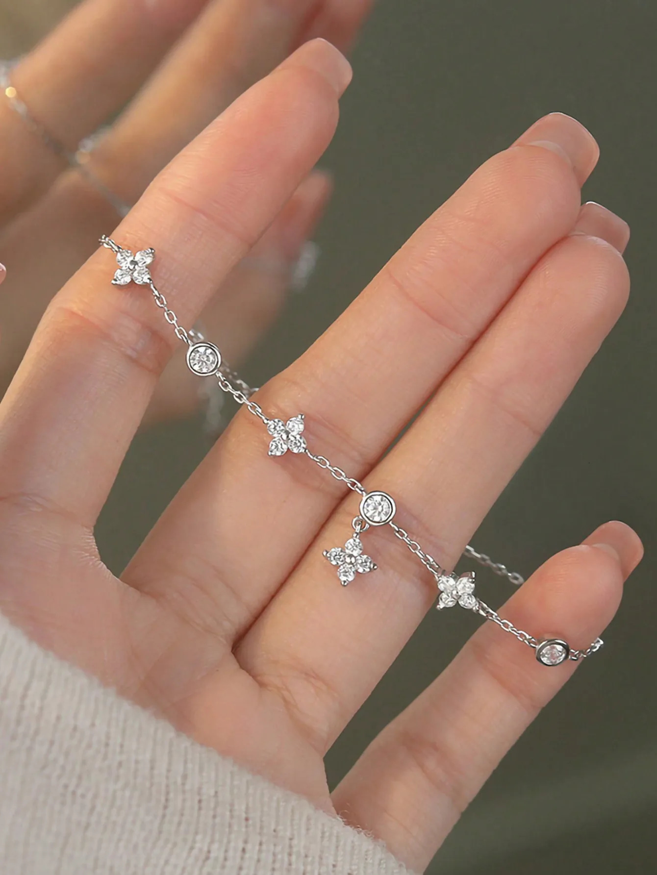 1 Pcs Fashionable And Luxurious Product S925 Sterling Silver Womens Bracelet With a Niche Five Flower Bracelet For 241220