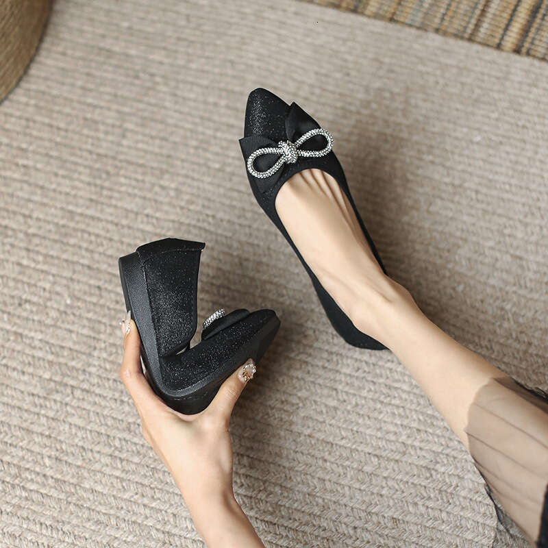 Sharp Pointed Single Shoe Women's 2023 Spring And Autumn Season New Flat Bottomed Bean Korean Version Fashionable Shallow Mouth Fairy Mother Shoe