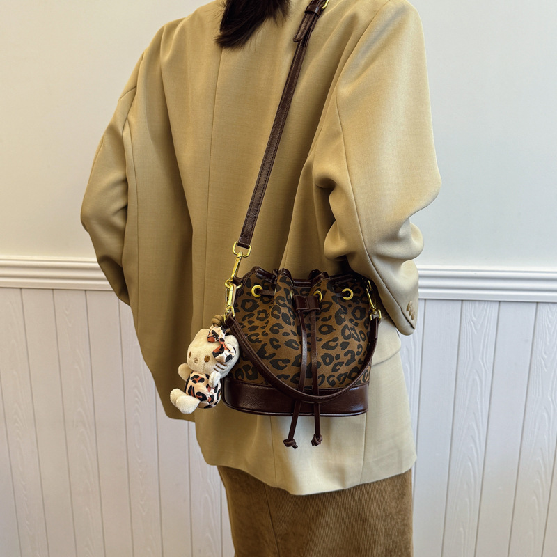 Free Shipping 2025 New Fashion Designer Women s Mini Shoulder Bag Leopard Print Drawstring Handbag Water Bucket Diagonal Cross Bag Storage Bag